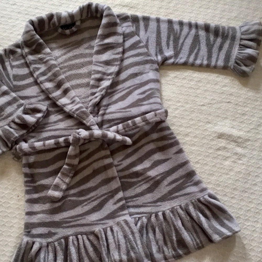 K & C LIGHTWEIGHT PLUSH FLEECE ROBE with RUFFLES